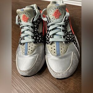 Women’s Nike Air Huarache size 6